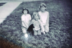 Jacqueline Kaiser (middle) with her sister and friend (1965) (Courtesy of Jacqueline Kaiser)