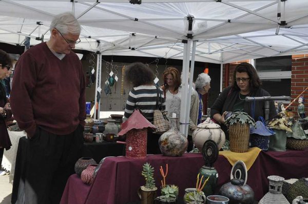 People browsing through the items at Palomar's art sale on Nov. 19, 2013. (Marco Gonzalez/The Telescope)