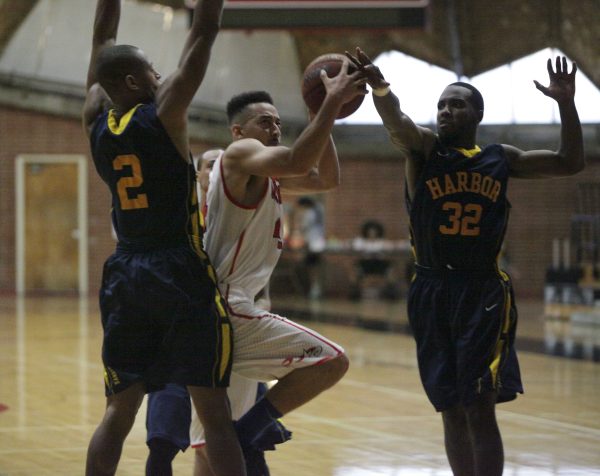 Dec. 1, 2013 | Derick Jones (4) drives between Elliot Morris (2) and Jamar Cannon (32) of LA Harbor to score during the 2nd half of the third-place game of the 9th Annual Palomar Thanksgiving Tournament. Jones had 43 points, 4 rebounds, 7 assist, and 2 steals total during the tournament. (Stephen Davis/The Telescope)