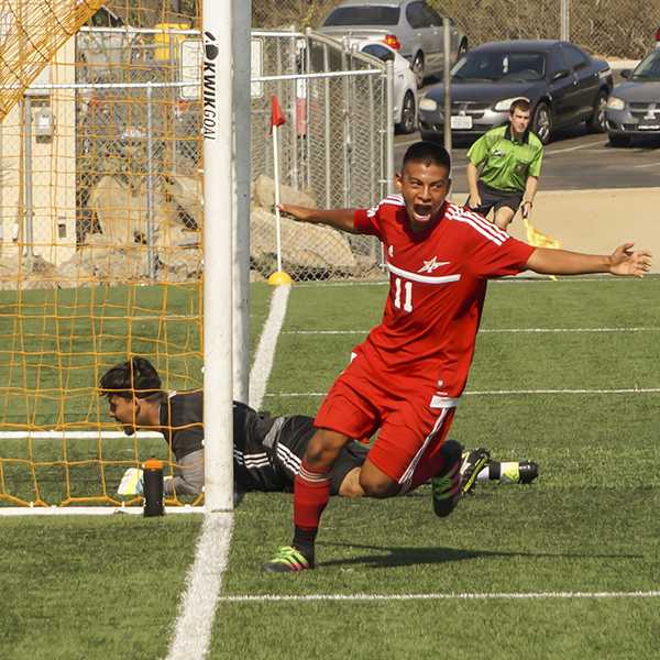 Palomar midfielder Lalo Vasquez scores the first goal for the Comets in the second half against Norco College. The Comets tied the Mustangs 1-1 at Minkoff Field on Aug. 30, 2016. (Philip Farry/The Telescope)