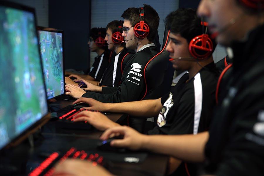 Austin Stadler, center, of Robert Morris University's varsity video gaming team, practices in Chicago on Monday, Oct. 13, 2014, in advance of their first competition. (Terrence Antonio James/Chicago Tribune/TNS)