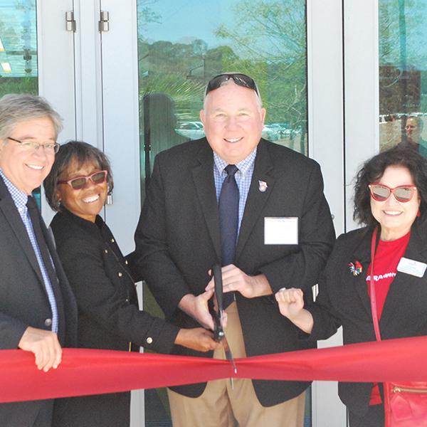 Palomar administration cutting the ribbon of the Rancho Bernardo Education Center. (From left to right) Mark Evilsizer, Joi Lin Blake, Paul McNamara, Nina Deerfield. Linus Smith / The Telescope