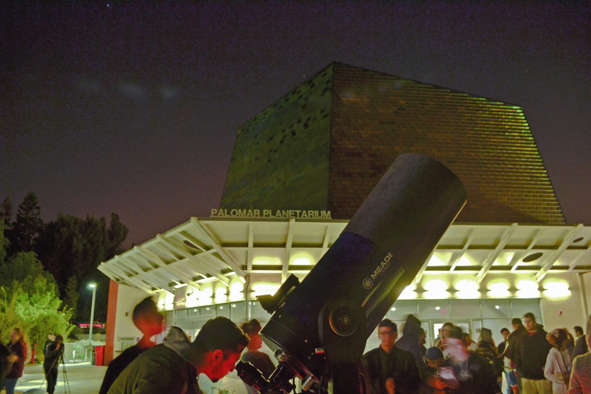 Students gather in line to take turns looking at the Orion Nebula in front of the Palomar Planetarium. (Blake Northington/ The Telescope)a