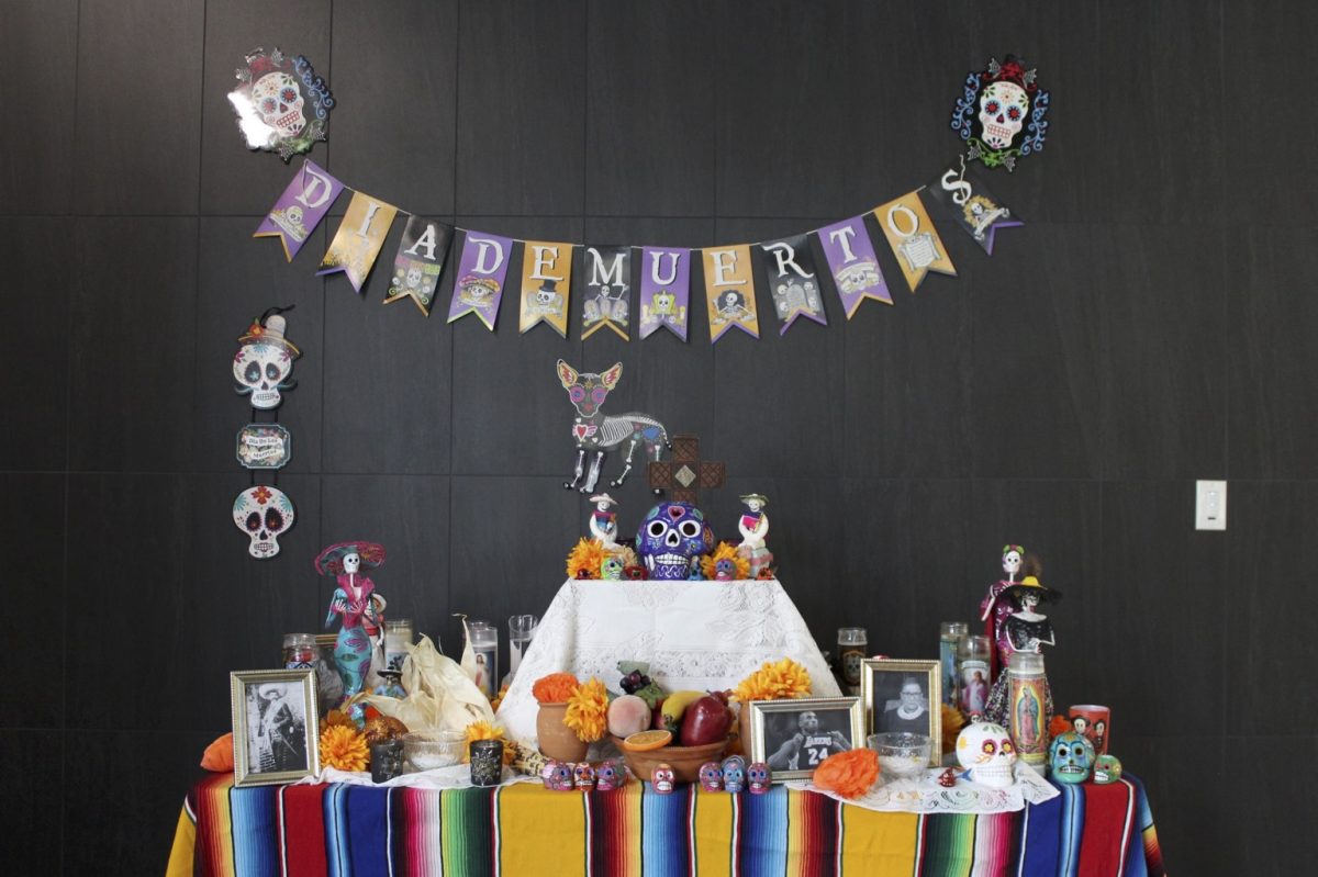 Un ofrenda en Palomar College drentro de la bibliotecha.