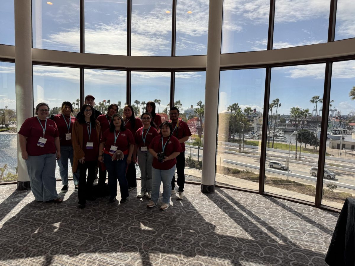 El consejo editorial del Telescop en el vestíbulo de la Hyatt Regency en Long Beach, la ACP se celebró la Conferencia Nacional de Medios Universitarios de Primavera.