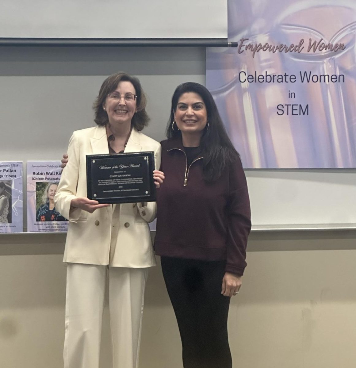 Cynthia Anfinson (izquierda) recibe su premio Mujer del Año en el Festival del Mes de la Historia de la Mujer el 10 de marzo de 2025 en Palomar College.