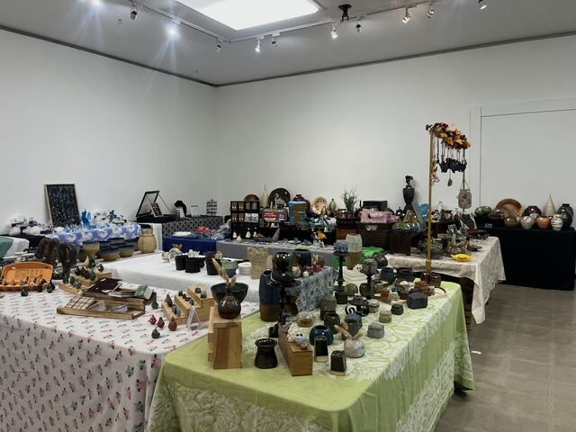 Exhibiciones de arte en el ala izquierda de la Galería Boehm en el primer día de la venta de arte estudiantil el 21 de abril de 2026.