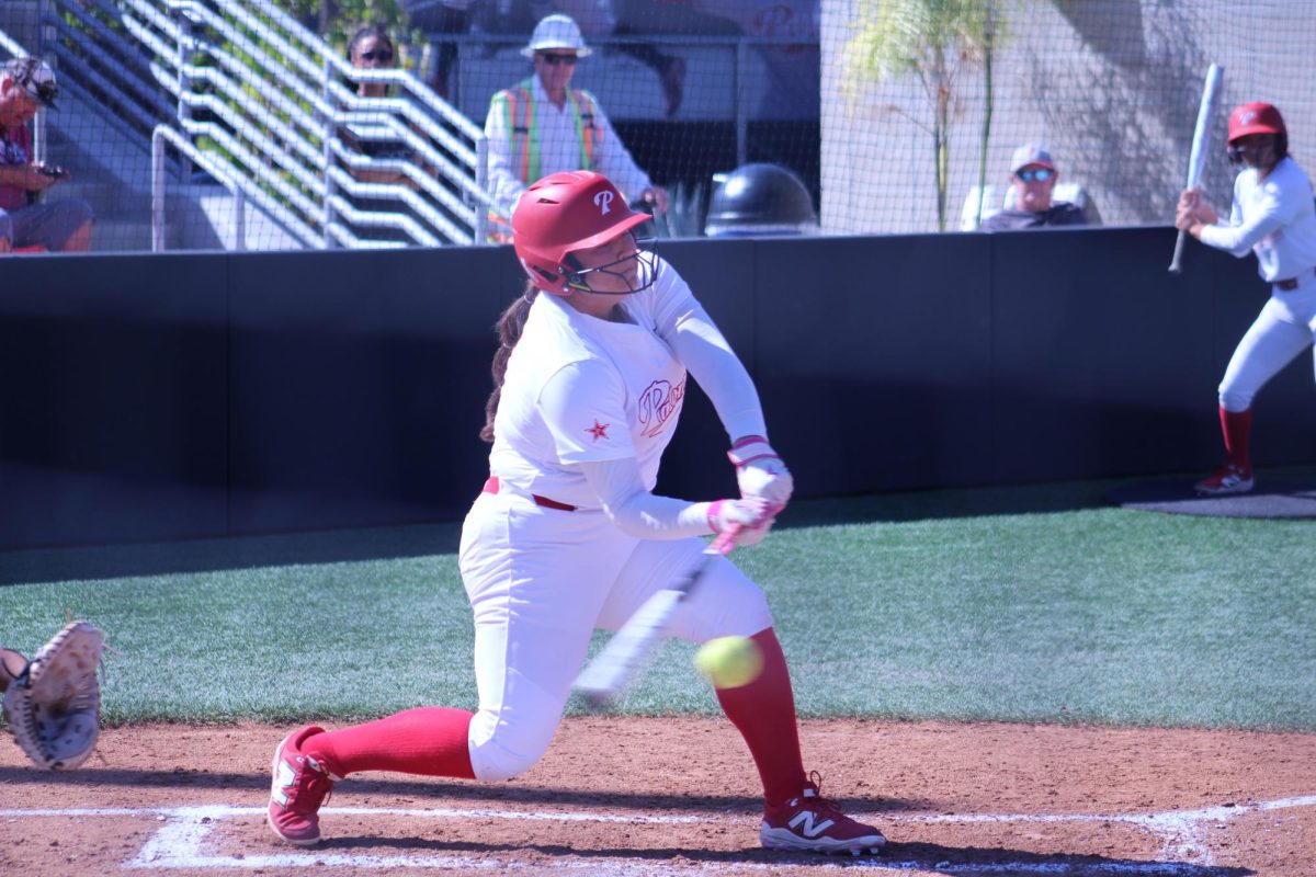 Lauren Doepping, de las Cometas, hace swing y conecta un sencillo en la segunda entrada contra los Southwestern Jaguars el 7 de abril en Palomar College. Doepping ocupa el segundo lugar en los Comets en jonrones, con un total de 10 en la temporada.