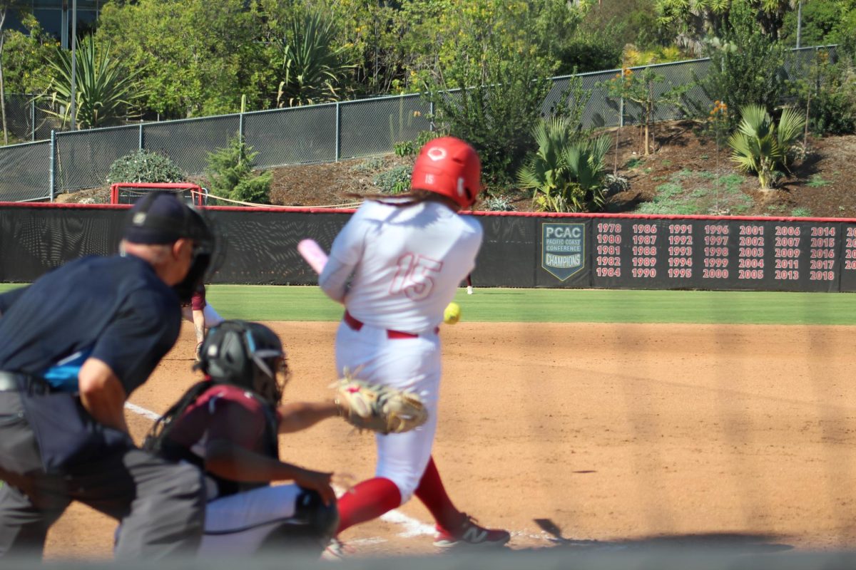 Alexis Huey (#15), de las Cometas, batea para un sencillo dentro del cuadro en la tercera entrada contra los Southwestern Jaguars el 7 de abril en Palomar College. Huey anotaría la carrera de la ventaja en esa misma entrada tras un rodado de Ava Alvarez.