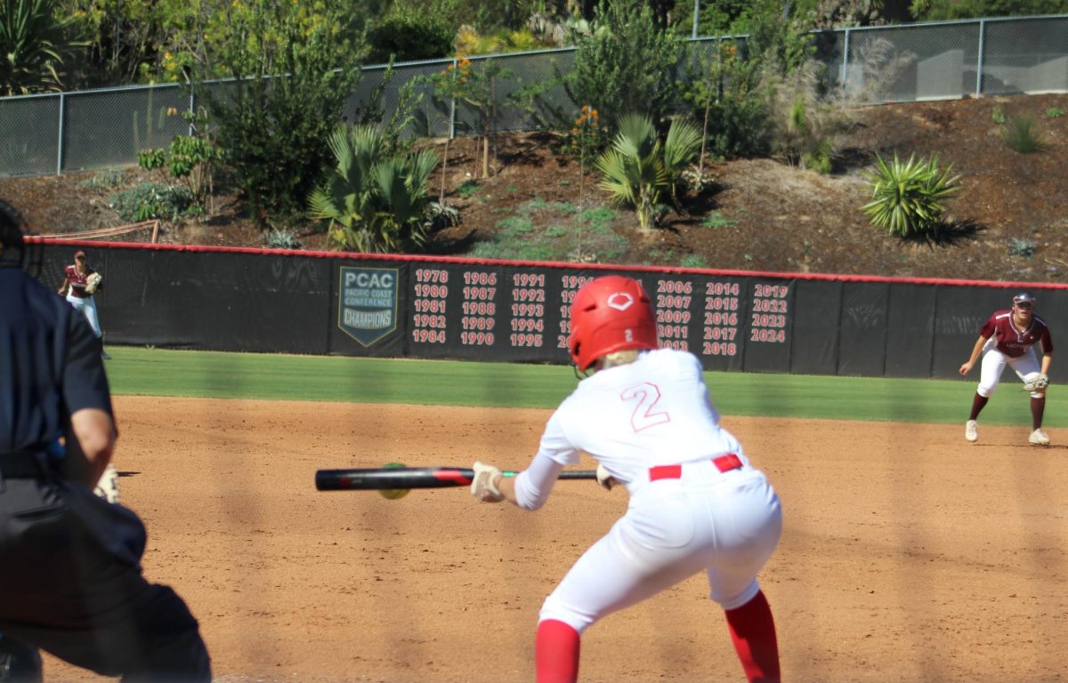 Kailey Dain (#2), de las Cometas, realiza un toque de bola en la tercera entrada para avanzar a Alexis Huey (no aparece en la foto) a segunda base en el tercer episodio contra Southwestern el 7 de abril en Palomar College. Dain llegó a salvo después de que la inicialista de los Jaguars despegara el pie de la almohadilla al recibir el tiro a primera base.