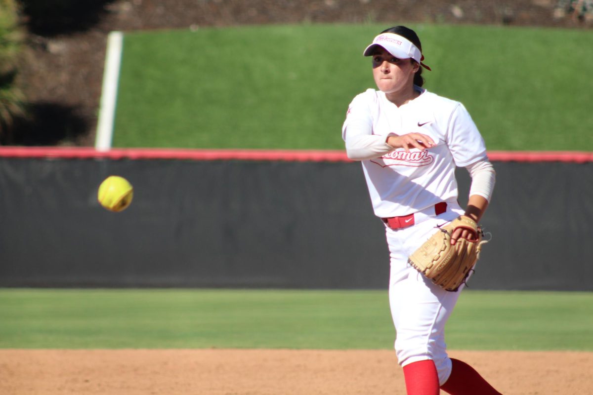 La lanzadora abridora de los Cometas, Kiara Flaviani, lanza contra los Southwestern Jaguars el 7 de abril en Palomar College. Flaviani lanzó un juego completo y se llevó la victoria, ponchada a 11 bateadores en el triunfo por 2-1.