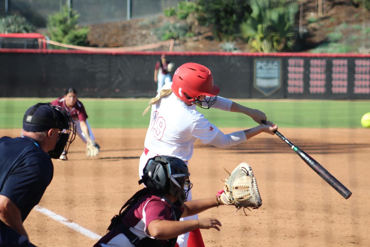 La bateadora emergente Grace McNally (#19) hace swing a un lanzamiento de los Southwestern Jaguars el 7 de abril en Palomar College.
