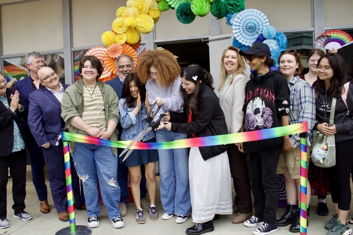 Se invitó a los estudiantes a participar en la ceremonia de corte de listón durante la gran inauguración del Pride Center el 2 de abril de 2026, en Palomar College.